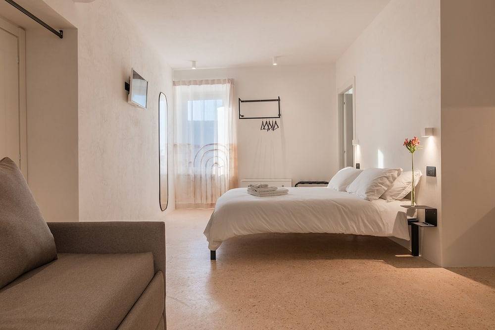 Ognissanti Suites - Cisterne Romane Suite, Suite with double -bed, private bathroom, kitchenette in Fermo (Pueblo), Fermo
