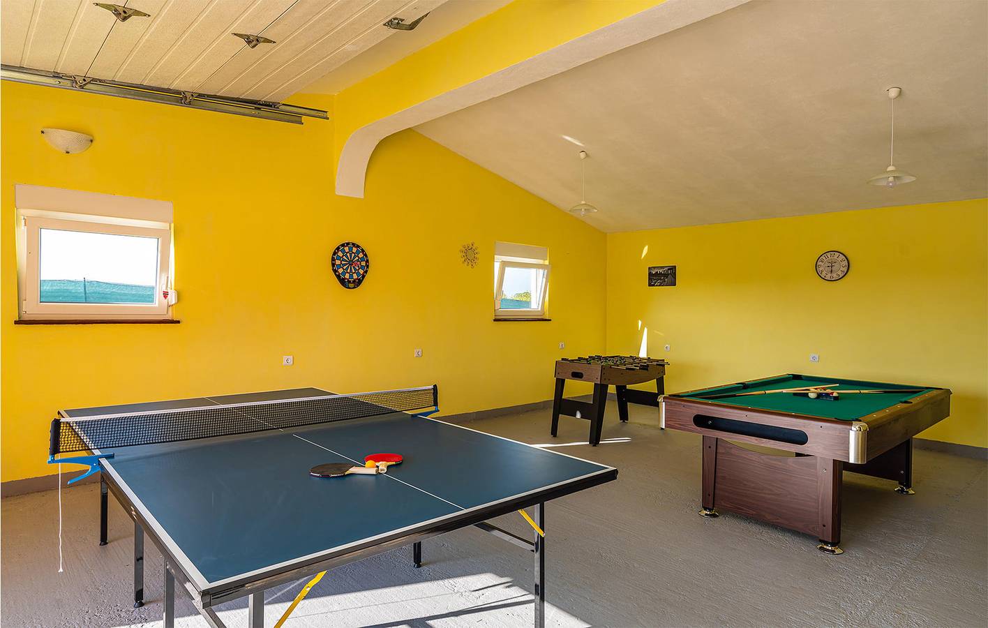 Charmante 180 m² große Wohnung mit Pool, Terrasse und WLAN in der Nähe von Pizza Galovac in Galovac, Zadar