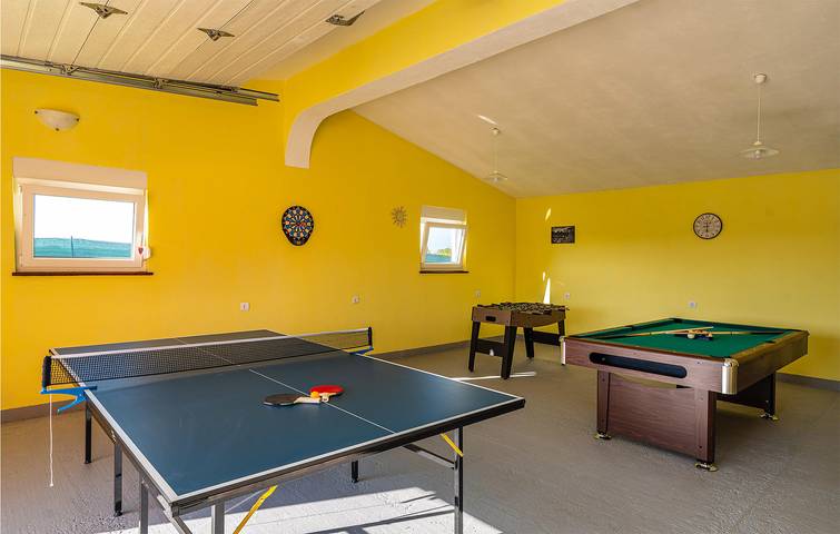 Charmante 180 m² große Wohnung mit Pool, Terrasse und WLAN in der Nähe von Pizza Galovac in Galovac, Zadar