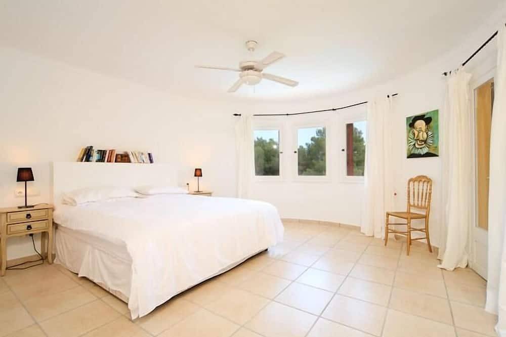 Villa Mit Traumblick Auf Meeresbucht Und Eigenem Pool In Canyamel in Canyamel, Capdepera