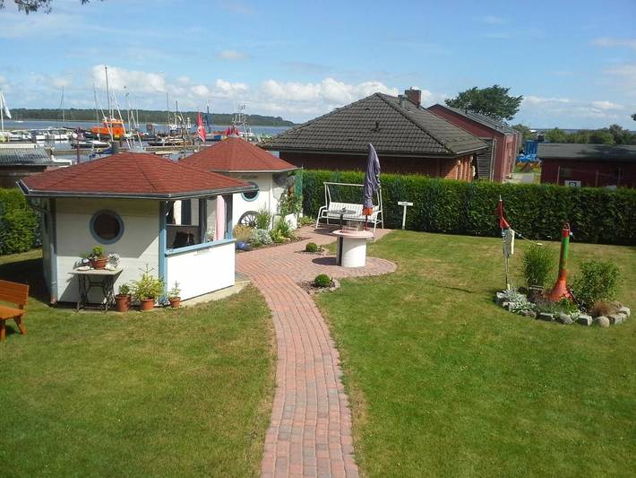 Ferienwohnung für 3 Personen, mit Terrasse und Garten sowie Seeblick und Ausblick in Klausdorf