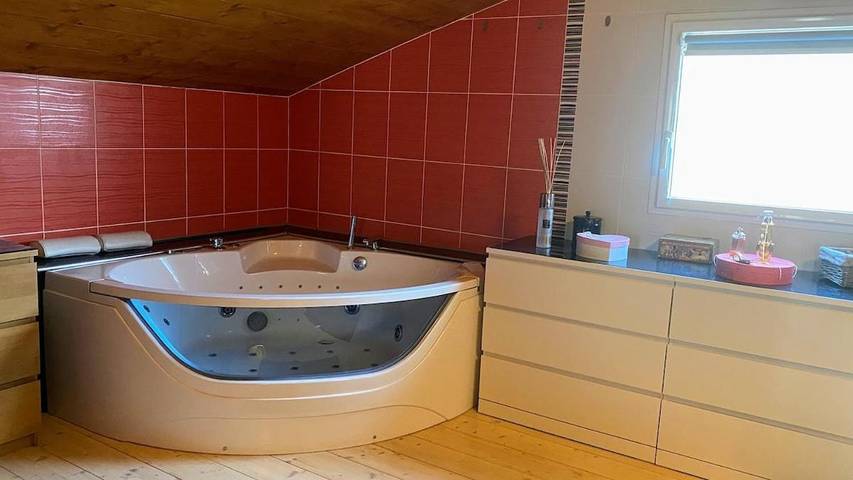 Location de vacances pour 6 personnes, avec piscine ainsi que vue et jardin à Néant-sur-Yvel - 3