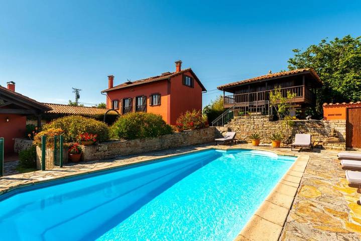 Casa rural para 14 personas, con jardín además de vistas y piscina en Villaviciosa