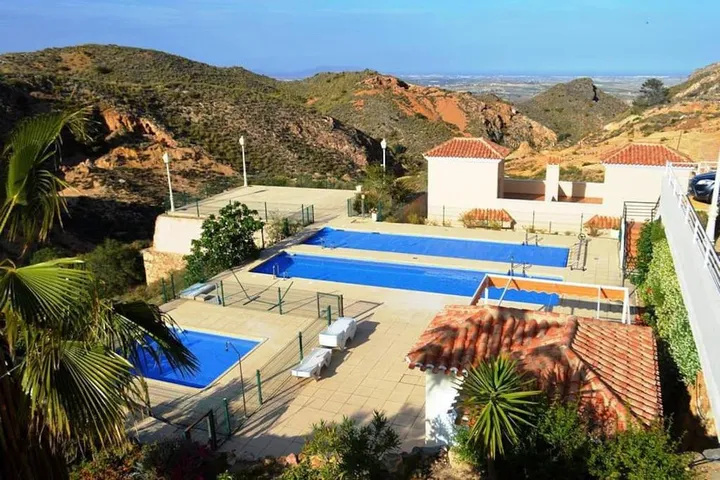 Casa de vacaciones para 4 personas, con jardín y piscina además de balcón y vistas - 1