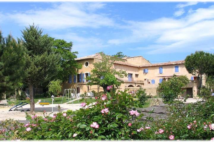Gîte pour 6 personnes, avec Terrasse ainsi que Jardin et Piscine à Apt