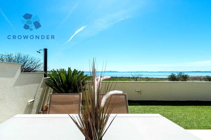 Villa für 6 Personen, mit Ausblick und Garten in Privlaka