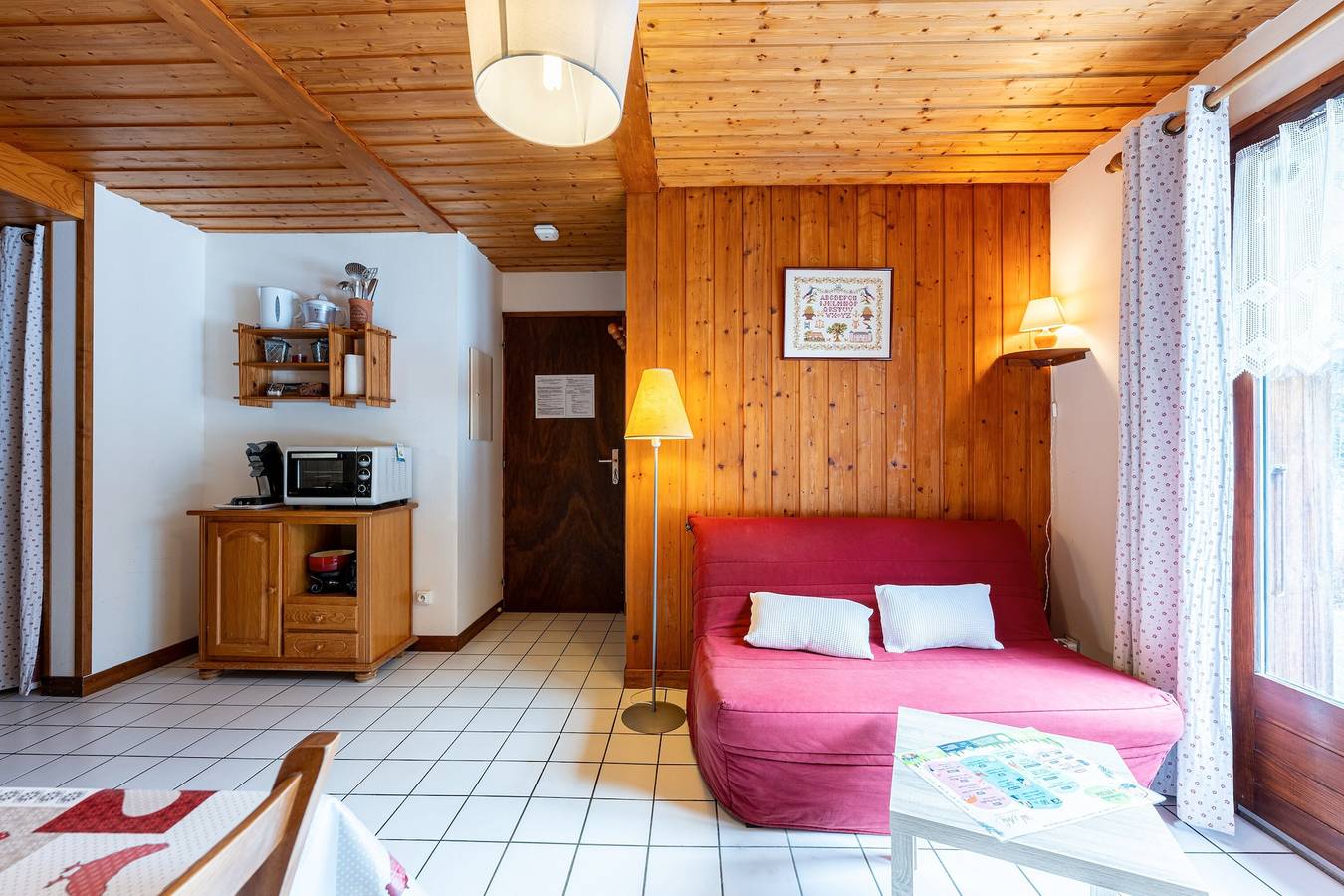 Apartamento entero, Apartamento 'Bergeronnette' con vistas a la montaña, terraza compartida y Wi-Fi in La Giettaz, Albertville region