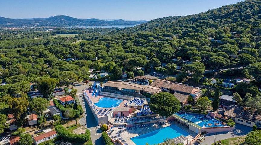 Camping pour 6 personnes, avec Jacuzzi et Terrasse ainsi que Jardin et Bassin pour enfant à Gassin