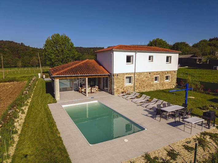 Location de vacances pour 8 personnes, avec piscine ainsi que terrasse et jardin à Palas de Rei