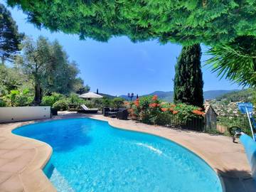 Gîte pour 2 personnes, avec jardin ainsi que piscine et vue à Solliès-Toucas