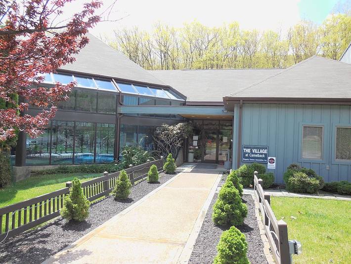 Vacation house for 10 people, with hot tub and pool as well as sauna and terrace in Pocono Mountains