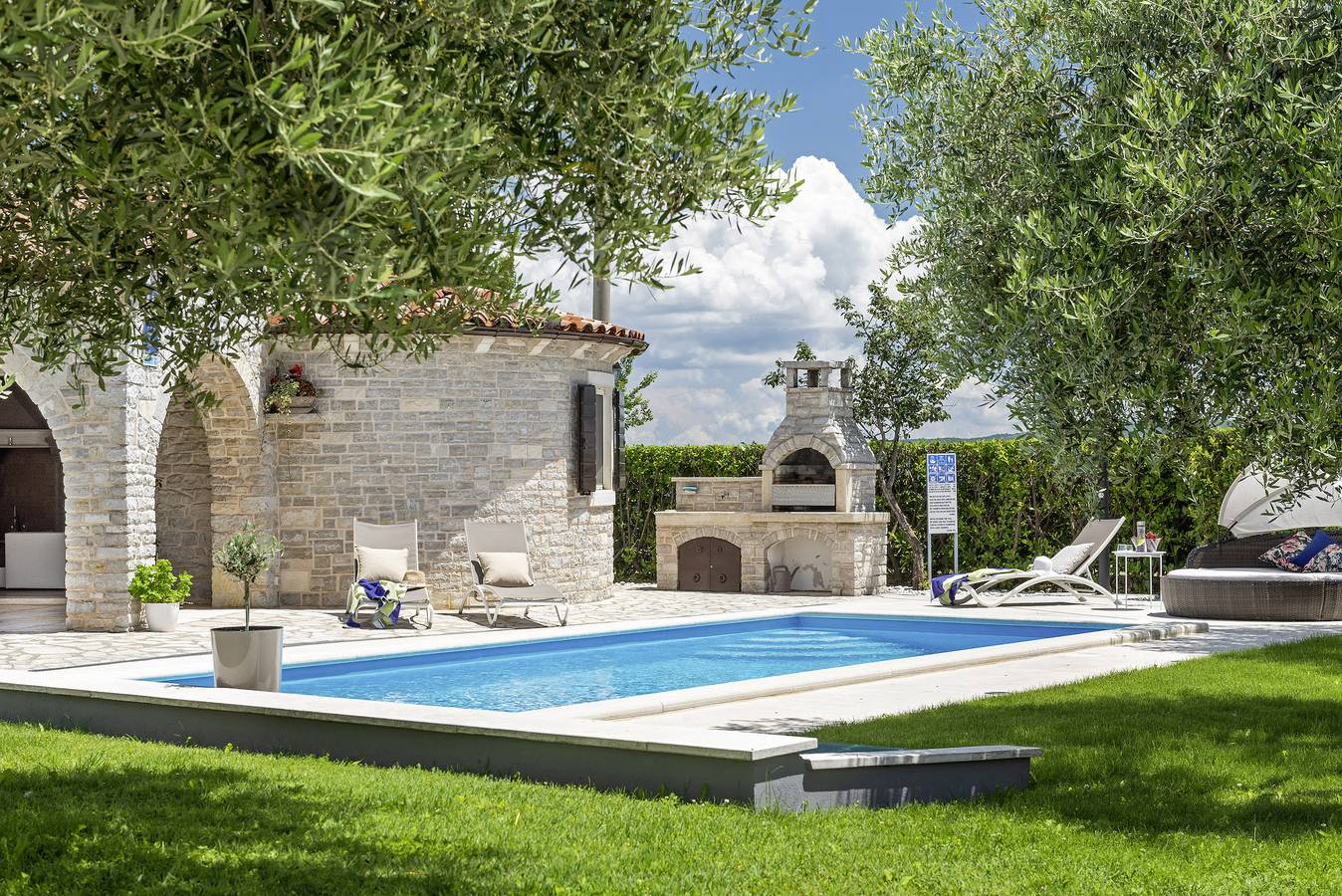 Ferienhaus Istranka * großer Garten, privater Pool, Grill, Wlan in Melnica, Südküste Istrien