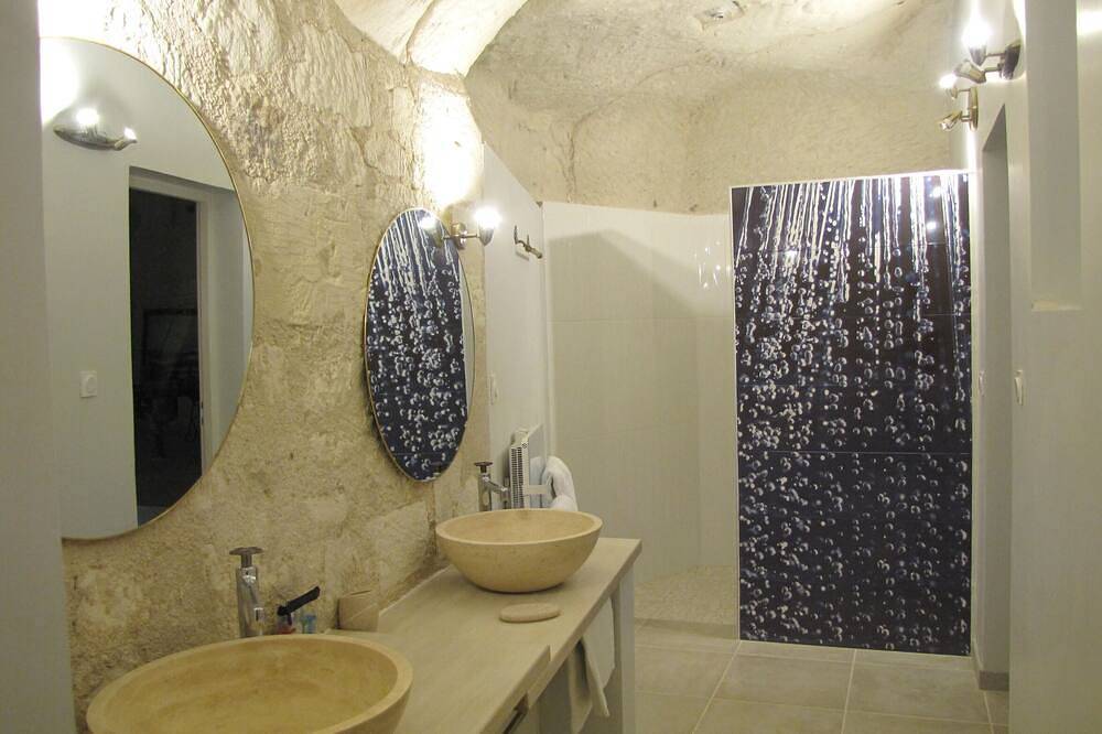 Habitación Troglo, B & B, cama queen, Chateaux de la Loire y Beauval Zoo in Bourré, Región de Blois