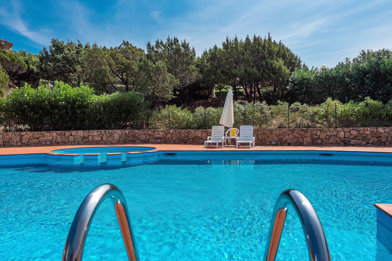 Appartement entier, Appartement Casa Turisarda avec piscine partagée, terrasse et A/C in Baja Sardinia, Arzachena