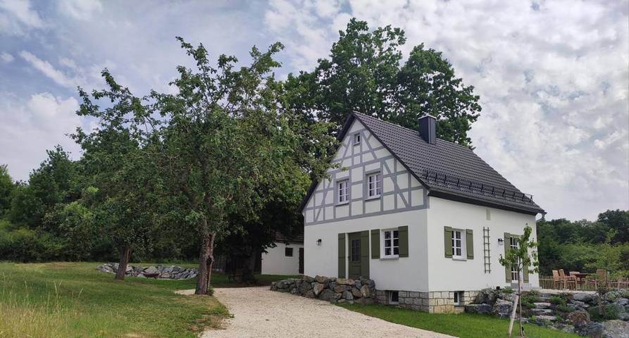 Ferienhaus für 8 Personen, mit Whirlpool und Terrasse sowie Garten und Ausblick in Ahorntal