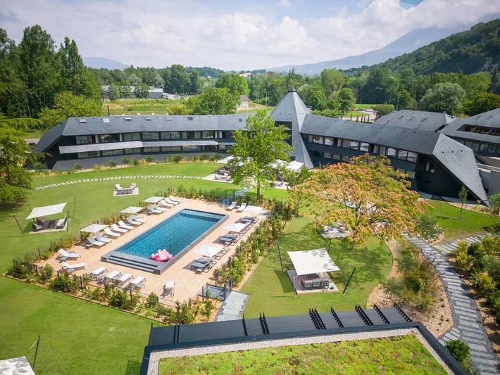 Hôtel pour 2 personnes, avec Terrasse et Jacuzzi ainsi que Jardin et Piscine à Voglans