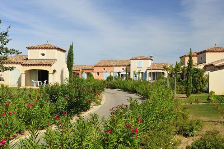 Location de vacances pour 4 personnes, avec Terrasse ainsi que Jardin et Piscine à Homps