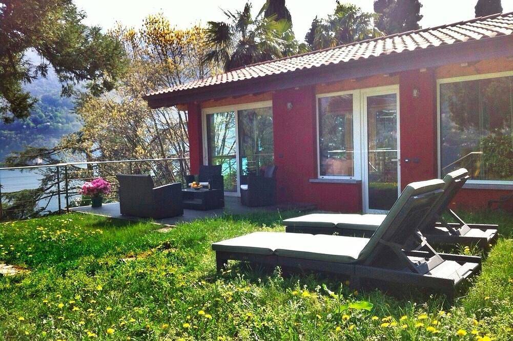 Klein huis met grote tuin, uitzicht op het Comomeer 'Sans Souci' in Carate Urio, Comomeer