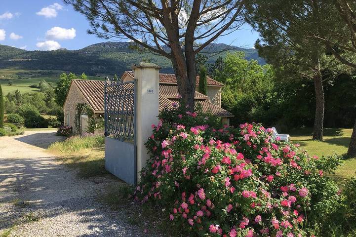 Gîte pour 8 personnes, avec jardin à Le Poët-Sigillat