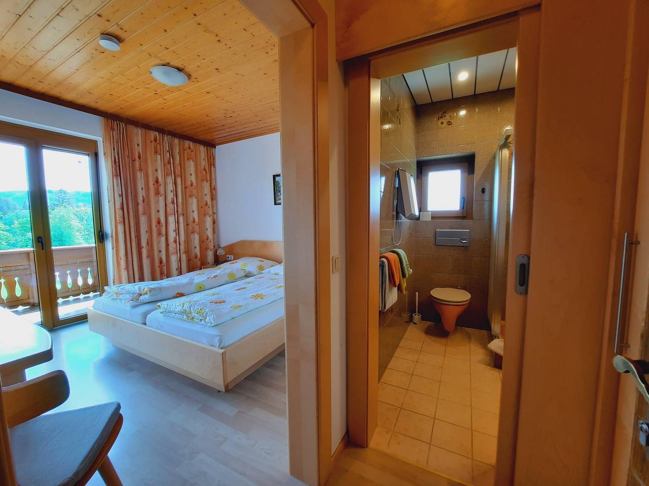 Doppelzimmer mit Balkon, Dusche, Wc in Feldkirchen in Kärnten, Bezirk Feldkirchen