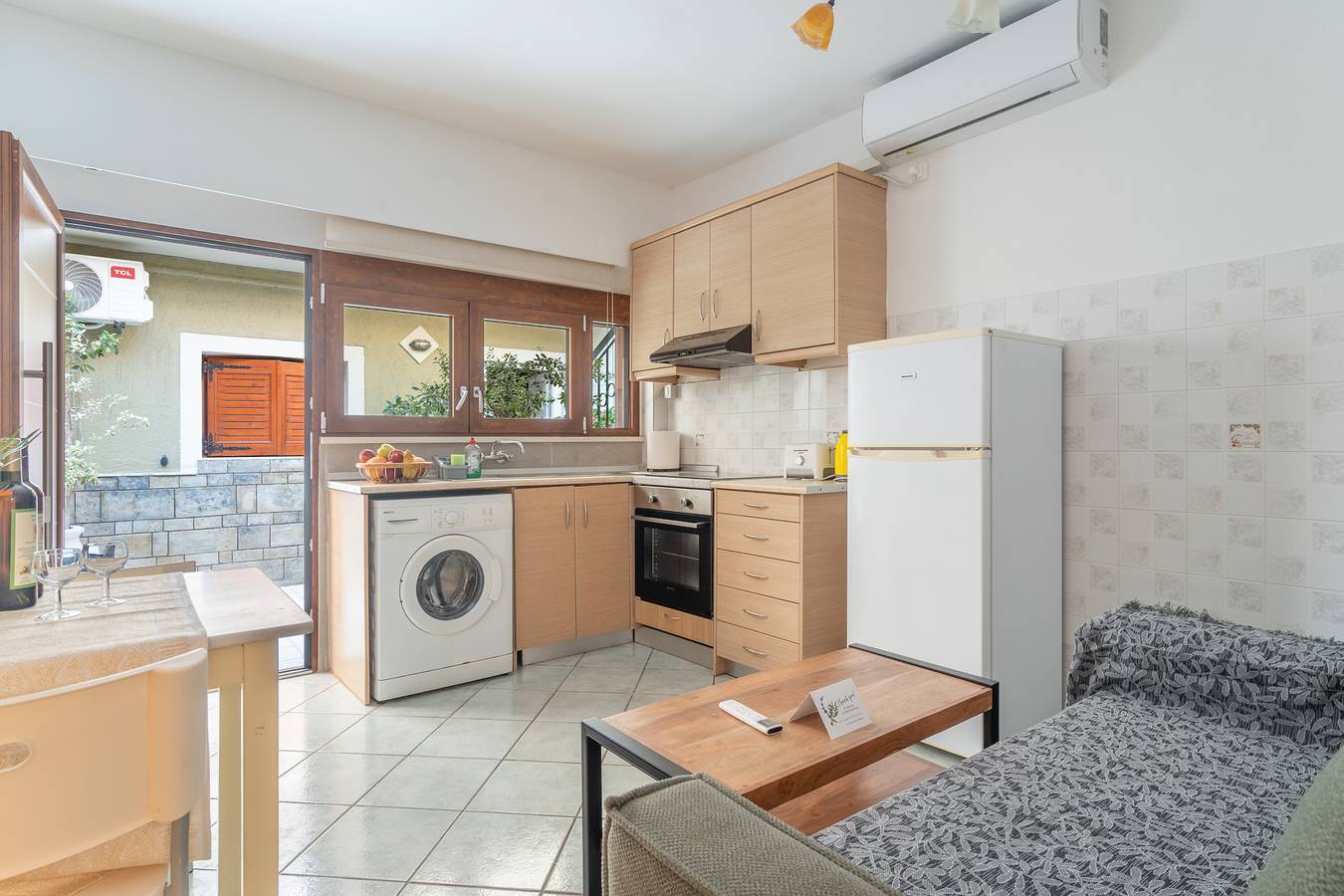 Entire studio, Studio 'Ainos' with Private Terrace, Wi-Fi and Air Conditioning in Argostoli, Kefalonia
