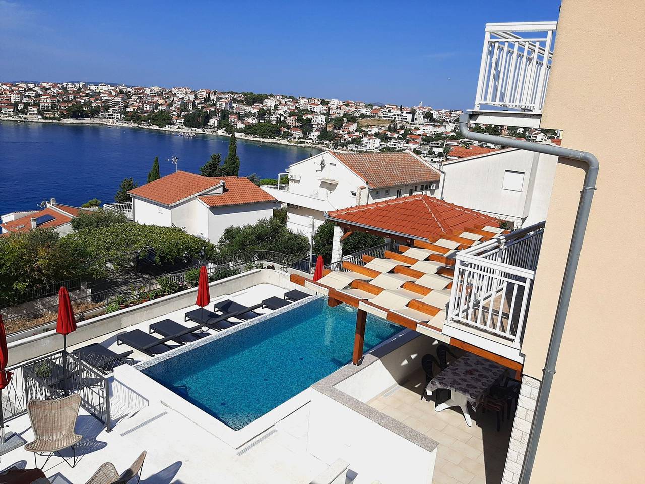Ganze Wohnung, Beheizter Infinity-Pool, Appartement mit Meerblick 2 in Okrug Gornji, Ciovo