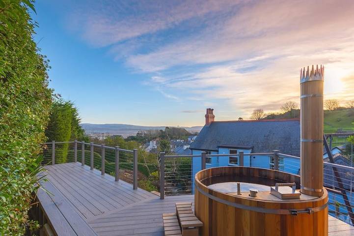 Cottage for 14 people, with garden and hot tub, with pets in Aberdyfi