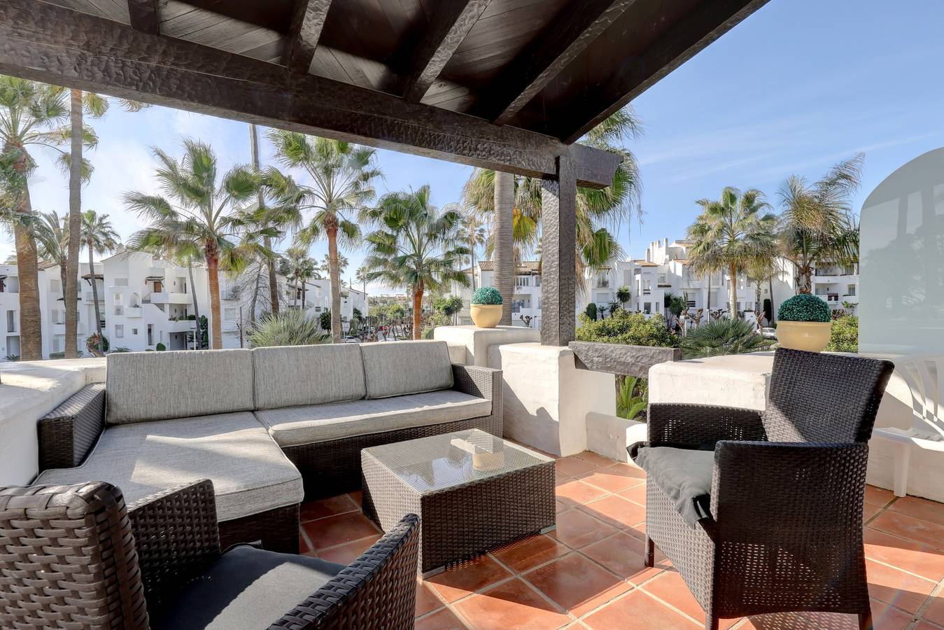 Casa de vacaciones 'Frontline Paradise Townhouse' cerca de la playa con balcón y piscina in Saladillo Benamara, Estepona