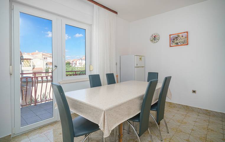 Ferienwohnung für 8 Personen, mit Terrasse und Ausblick in Vodice