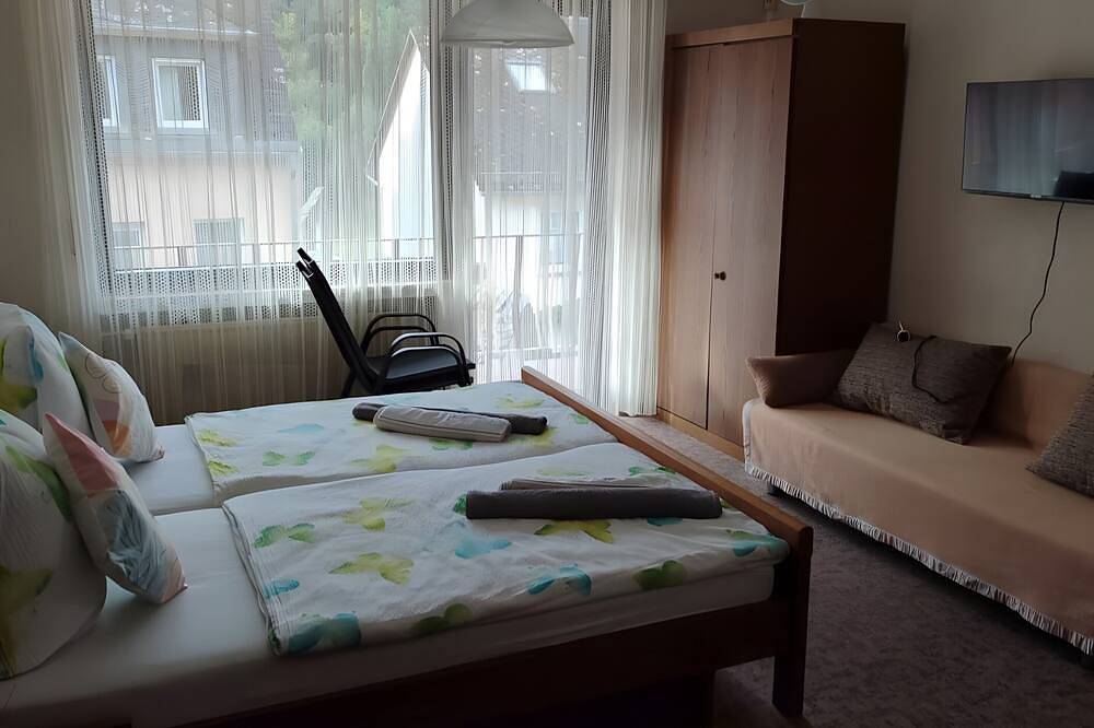 Ganze Wohnung, Zimmer 1 im 1. Og' Weinberg Anna, mit Gemeinschaftsgarten, Balkon und Wlan, sowie Gemeinschaftsküche in Klotten, Cochem-Zell