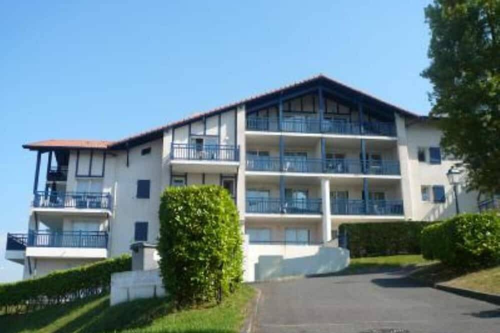 Appartement entier, Village de Guethary,T2 vue mer avec piscine,à deux pas plage et commerces in Guéthary, Région de Bayonne