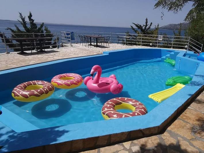 Ferienhaus für 5 Personen, mit Balkon und Terrasse sowie Garten und Pool in Starigrad Paklenica