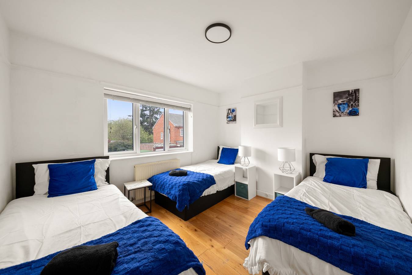 House Sleeps 10 with Enclosed Garden in Reading, Berkshire