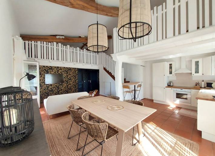 Gîte pour 4 personnes, avec terrasse ainsi que jardin et piscine à Civrac-de-Blaye