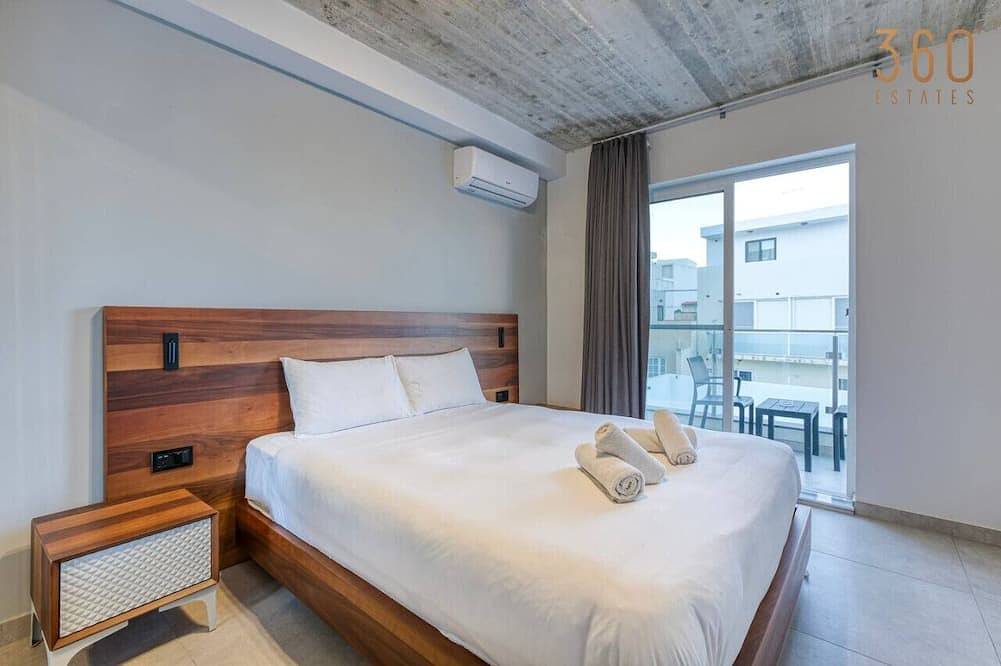 Apartamento inteiro, A fully equipped Apt with private balcony & Pool in San Giljan, Ilha de Malta
