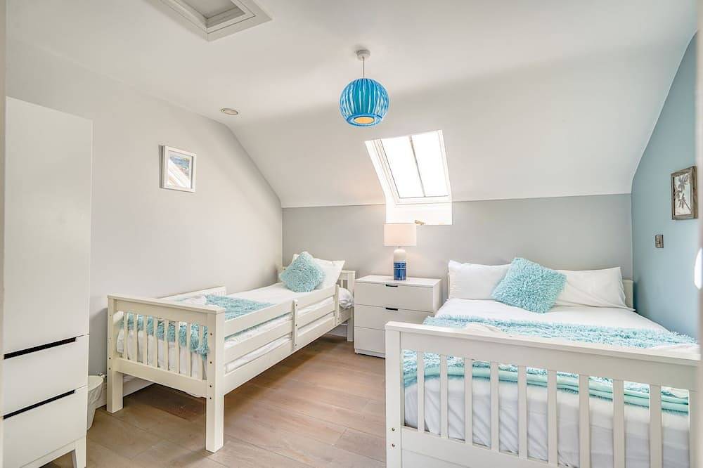 Cliff House | Ocean View | Pizza Oven, Sports Pitch & Games Room | Sleeps 14 in Donegal, Irish Ulster