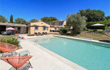 Gîte pour 10 personnes, avec terrasse ainsi que jardin et piscine, adapté aux familles à Saint-Cézaire-sur-Siagne