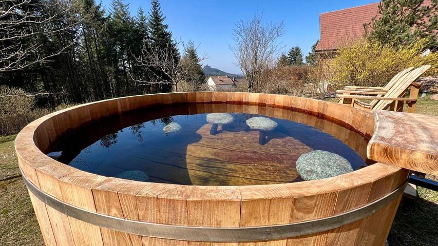Ferienhaus für 8 Personen, mit Balkon und Whirlpool sowie Terrasse und Garten