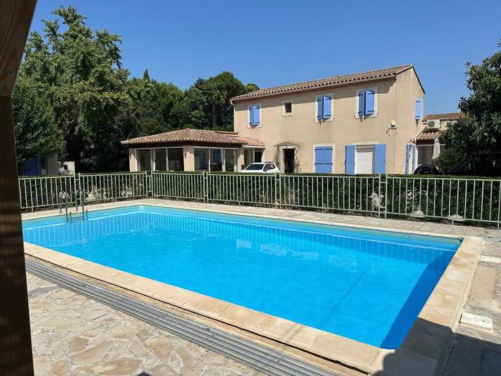 Appartement de vacances pour 4 personnes, avec piscine ainsi que jardin et terrasse