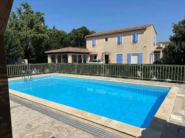Gîte pour 4 personnes, avec piscine ainsi que terrasse et jardin à Tarascon