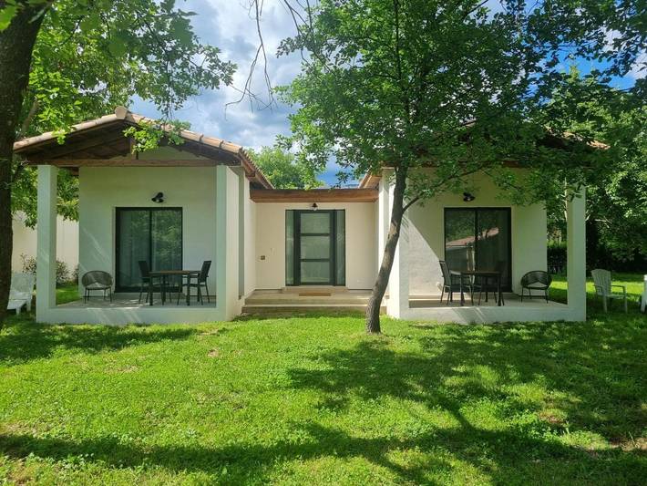 Gîte pour 2 personnes, avec piscine et jardin ainsi que terrasse et vue à Avèze (Languedoc-Roussillon)