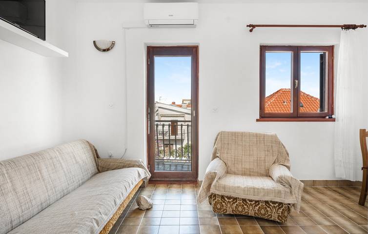 Ganze Ferienwohnung, Apartment mit Meerblick, Wifi, AC, Parkplatz und Terrasse - 2km zum Strand in Sibenik, Šibenik-Knin