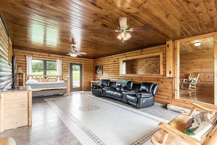 Glamping for 30 people, with hot tub and yard in Ohio