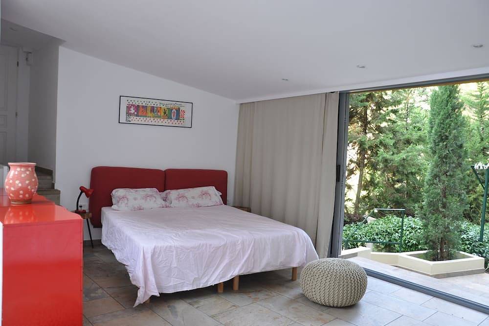 Villa privada junto al mar, a 50 metros de la playa, en un valle verde al lado de Monte Carlo in Èze, Nizza Region
