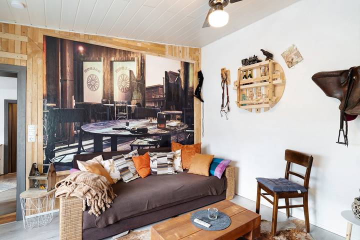 Ganze Wohnung, Ferienwohnung "Wildwest Lounge" mit Pool, Terrasse & WLAN in Eppingen, Kraichgau