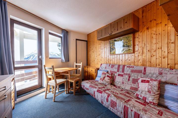 Studio entier, Studio "Les Bouquetins A" avec balcon et vue sur la vallée (plein sud) in La Rosière, Montvalezan