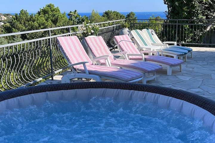 Maison de vacances pour 6 personnes, avec balcon et jacuzzi ainsi que piscine et jardin