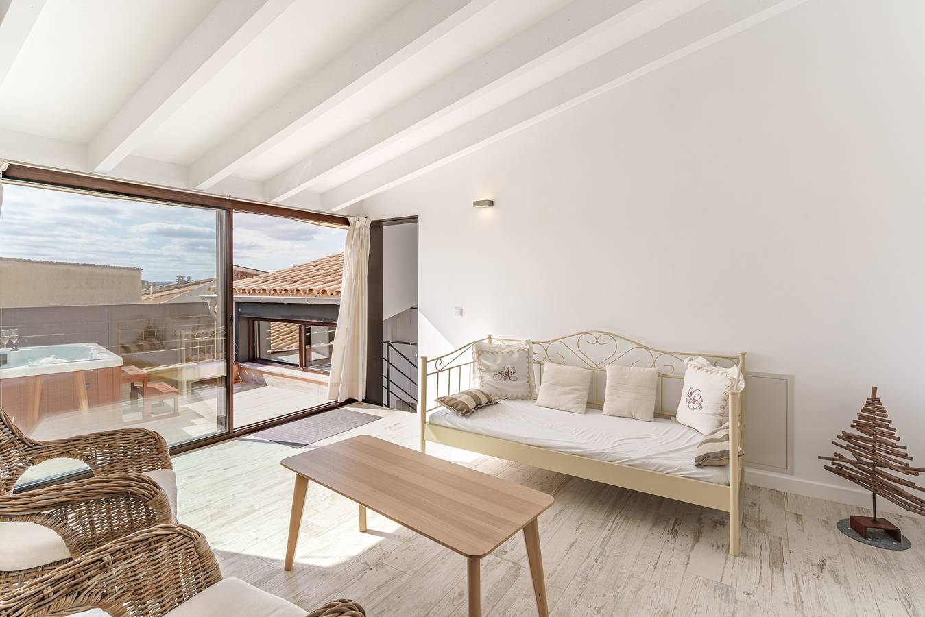 Casa de férias 'Es Raco' com vista para a montanha, jacuzzi, Wi-Fi, ar condicionado e terraços in Costitx, Maiorca Centro