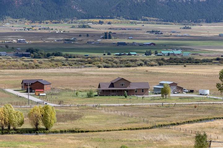 Log cabin for 3 people, with garden, with pets in Wyoming