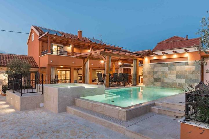 Villa für 6 Personen, mit Sauna und Balkon sowie Garten - 1